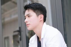 'Nam thần' Y Hà Nội gây sốt: IELTS 8.0, chọn ngành ung thư, từng muốn bỏ học