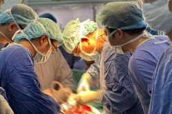 Bỏ qua dấu hiệu tiểu ra máu, đến viện người đàn ông phải cắt toàn bộ bàng quang