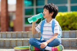 Cách giúp trẻ uống đủ nước khi đi học cả ngày ở trường