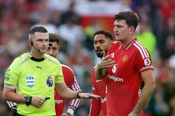 Trọng tài VAR trận derby Manchester bị đình chỉ vì sai lầm