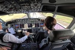 Nhà vua Thái Lan và Hoàng hậu tự điều khiển chuyên cơ đáp xuống sân bay Nội Bài, Hà Nội