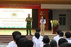 Tuyên truyền phổ biến, giáo dục pháp luật và hướng dẫn lái xe an toàn cho giáo viên, học sinh