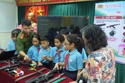 Tăng cường tuyên truyền pháp luật về vũ khí, pháo trong trường học