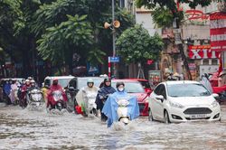 Mưa lớn, nhiều tuyến đường Hà Nội ngập úng, người dân đi lại khó khăn