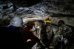 Luồng khí thắp hy vọng sống cho 6 công nhân Nepal