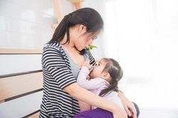 Có nên tiếp tục cho con bú khi đang mang thai?
