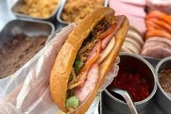 Hàng chục người nhập viện sau khi ăn ở tiệm bánh mì mới khai trương