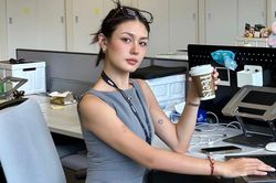 Văn phòng thành nơi 'sống ảo' của Gen Z trên MXH
