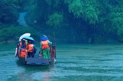 Mở lại bến đò sau vụ học sinh đi thuyền thô sơ vượt sông đến trường ở Thái Nguyên