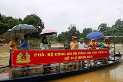 Đưa phà vào phục vụ người dân vùng cao Nghệ An bị lũ chia cắt