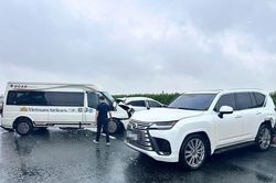 Xe Lexus chèn ép, lạng lách, dừng xe trên cao tốc có dấu hiệu tội phạm