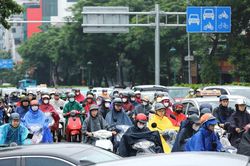 Giao thông Hà Nội ùn tắc nhiều nơi sau mưa lớn