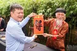 Giới thiệu nét đẹp thư pháp và âm nhạc dân tộc tại di tích Văn Miếu-Quốc Tử Giám