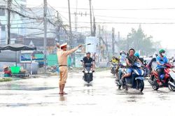 Công an Cần Thơ hỗ trợ người dân đi lại an toàn trong triều cường
