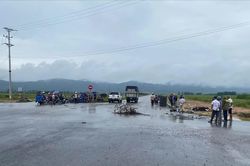 Hai học sinh tử vong sau vụ va chạm với xe tải ở Hà Tĩnh