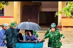 Bộ đội biên phòng đưa người dân Hà Tĩnh ra khỏi vùng ngập lụt