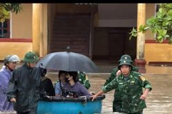 Bộ đội dùng thuyền thúng đưa gần 200 học sinh, giáo viên khỏi trường ngập sâu