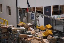 Áp phí mới, EU giảm một nửa lượng bưu kiện nhỏ