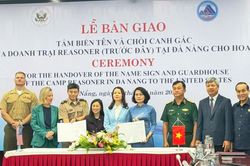 Bàn giao tấm biển tên và chòi canh gác của doanh trại Reasoner cho Hoa Kỳ