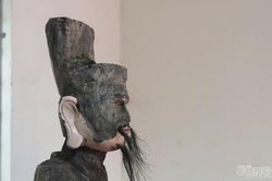 Giải mã pho tượng gỗ hình người dạt vào bãi biển