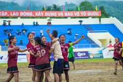 Sau ngôi Á quân, những cô gái Tây Nguyên trở về nương rẫy, giữ lửa đam mê sau ánh đèn sân cỏ
