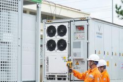 Sử dụng pin lưu trữ giúp bảo đảm cung ứng điện ở miền Bắc