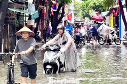Mưa lớn suốt đêm, nhiều tuyến phố Hà Nội ngập trong giờ cao điểm