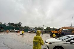 Hà Nội mưa lớn, ngập nhiều tuyến phố và hầm chui, giao thông cao điểm khó khăn