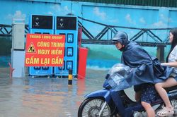 Hà Nội mưa lớn, ngập nhiều tuyến phố và hầm chui, giao thông cao điểm khó khăn
