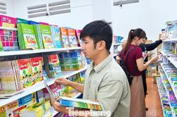 Đắk Lắk: Phụ huynh vẫn gặp khó khi mua sách cho con