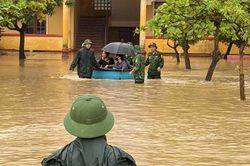 Mưa lớn, trường ngập sâu, bộ đội dùng thuyền thúng sơ tán giáo viên và học sinh