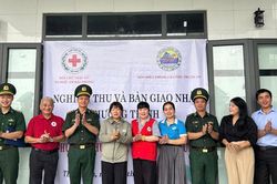 Trao nhà Chữ thập đỏ, giúp hộ nghèo an cư trước mùa bão