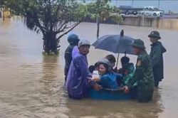 Dùng thuyền thúng đưa 120 học sinh khỏi điểm trường ngập sâu