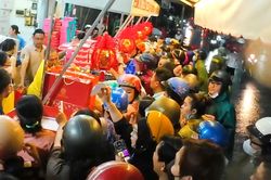 Đội mưa, xếp hàng nhiều giờ chờ mua bánh trung thu truyền thống tại TPHCM