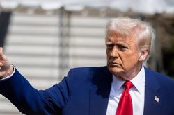 Ông Trump nói Mỹ chỉ cần một tổng thống 'mạnh mẽ và thông minh' để kiểm soát AI
