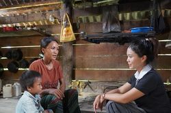 Cô giáo lên rẫy tìm học sinh, chờ cha mẹ 'đủ tuổi' để khai sinh cho trò