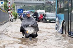 Mưa lớn dồn dập còn kéo dài, miền Bắc và Hà Nội khi nào tạnh?