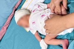 Bé gái sơ sinh bị bỏ rơi trước nhà dân, kèm lời nhắn 'mẹ là sinh viên lầm lỡ'
