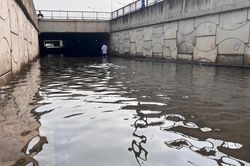 Hầm chui 75 tỷ đồng ở cửa ngõ TPHCM lại ngập như 'bể nước' sau mưa lớn