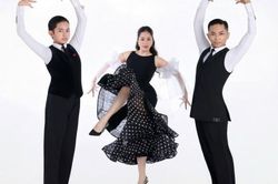 Khánh Thi khoe con trai 11 tuổi cao hơn mẹ, gương mặt cực điện ảnh