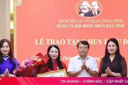 Trao tặng Huy hiệu 30 năm tuổi Đảng cho đảng viên thuộc Đảng bộ HĐND tỉnh