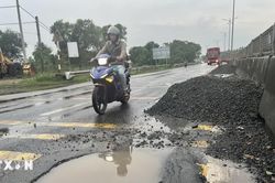 Quốc lộ 1A qua Quảng Trị xuất hiện nhiều điểm hư hỏng sau mưa lũ