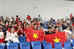 ASIAD 2026: CĐV Việt Nam đội mưa hòa nhịp cổ vũ đội tuyển bóng đá nam