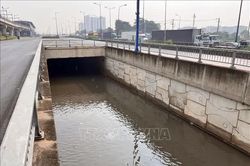 Hầm chui trước Bến xe miền Đông mới ngập sâu do mưa lớn