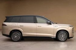 SUV dài 5,2 mét, công suất 503 mã lực, nội thất hiện đại, giá gần 1,2 tỷ đồng