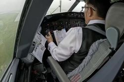Từ phi công lái tiêm kích đến nhà Vua tự lái Boeing 737 đến thăm Việt Nam