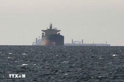 Siêu tàu dầu bị nổ do trúng thủy lôi tại Hormuz
