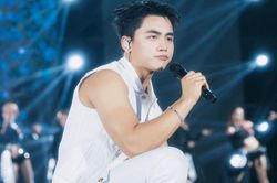 Đoạn clip MONO 'đụng chạm' nữ vũ công trên sân khấu khiến mạng xã hội 'dậy sóng'
