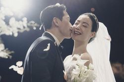 Ryu Hwa Young (T-ara) 'khóa môi' táo bạo bên chồng doanh nhân