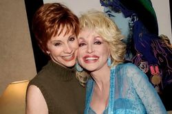 Reba McEntire tri ân Dolly Parton tại lễ trao giải Emmy 2026